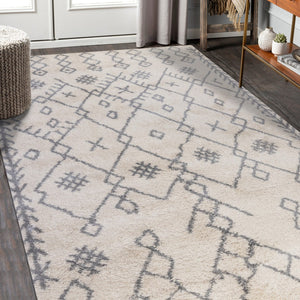 Homeroots 10' Gray And Ivory Geometric Shag Rug - Stylish, Stain-resistant Runner For Any Space, Durable Design 5' X 8' Polypropylene 532415