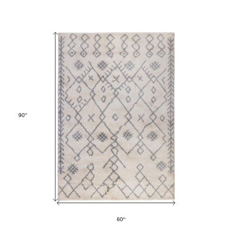 Homeroots 10' Gray And Ivory Geometric Shag Rug - Stylish, Stain-resistant Runner For Any Space, Durable Design 5' X 8' Polypropylene 532415