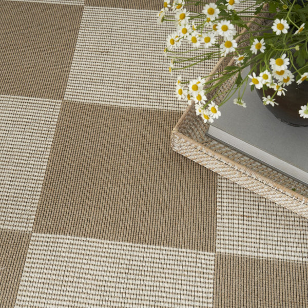 HomeRoots 8' Natural and Ivory Geometric Area Rug - Power Loomed, Washable, Non-Skid for Modern Elegance 8' X 10' 533151