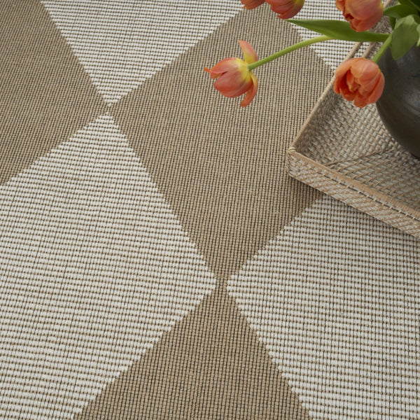 HomeRoots 8' Natural and Ivory Geometric Area Rug - Power Loomed, Washable, Non-Skid for Modern Elegance 8' X 10' 533158