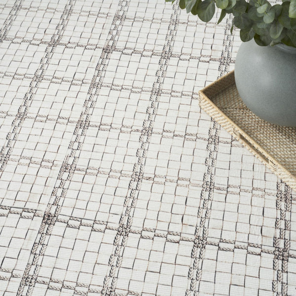 HomeRoots 9' Gray and Ivory Geometric Area Rug - Durable, Washable, Non-Skid Design for Modern Spaces 9' X 12' 533258