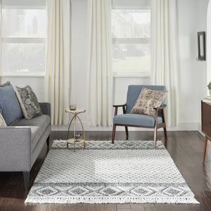 HomeRoots 4' Hand Woven Gray and Ivory Geometric Area Rug with Fringe - Stylish Bohemian Accent for Any Room 4' X 6' 533367