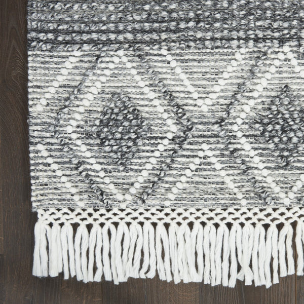 HomeRoots 4' Hand Woven Gray and Ivory Geometric Area Rug with Fringe - Stylish Bohemian Accent for Any Room 4' X 6' 533367