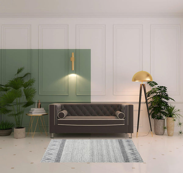 HomeRoots 4' Hand Woven Gray and Ivory Geometric Area Rug with Fringe - Stylish Bohemian Accent for Any Room 4' X 6' 533367