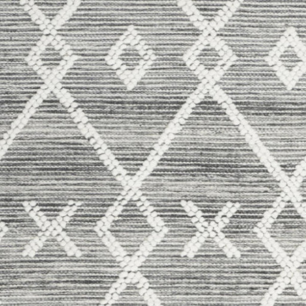 HomeRoots 4' Hand-Woven Gray and Ivory Geometric Area Rug with Fringed Edges for Modern Home Decor Charm 4' X 6' 533368