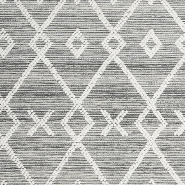 HomeRoots 4' Hand-Woven Gray and Ivory Geometric Area Rug with Fringed Edges for Modern Home Decor Charm 4' X 6' 533368