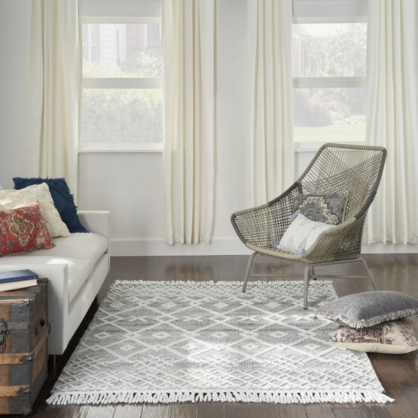HomeRoots 4' Hand-Woven Gray and Ivory Geometric Area Rug with Fringed Edges for Modern Home Decor Charm 4' X 6' 533368