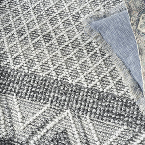 Homeroots 5' X 8' Gray And Ivory Geometric Hand Woven Area Rug With Fringe  Polyester 533370