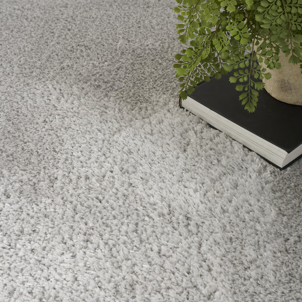 Homeroots 5' X 7' Silver Shag Power Loom Area Rug  Polyester 533570