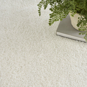 Homeroots 5' X 7' Ivory Shag Power Loom Area Rug  Polyester 533571