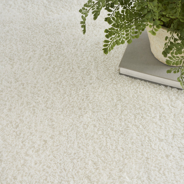 Homeroots 5' X 7' Ivory Shag Power Loom Area Rug  Polyester 533571