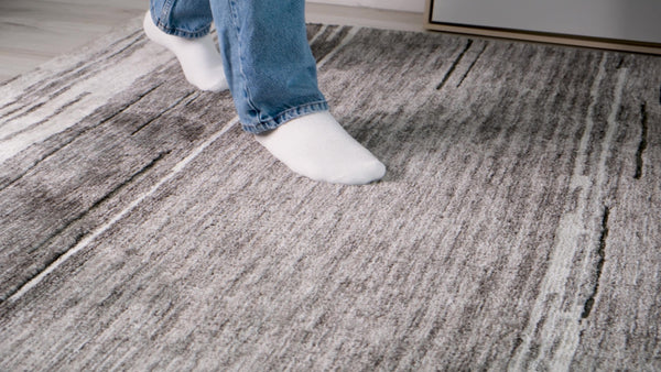 HomeRoots 5' Abstract Gray and Black Power Loomed Non-Skid Area Rug - Contemporary, Durable, Stain-Resistant Design 7' X 10' 534395