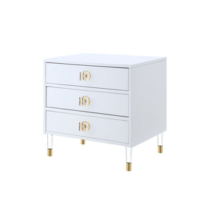 HomeRoots 24" Stylish White and Clear Wood End Table with 3 Drawers - Perfect for Modern Living Spaces! 544077
