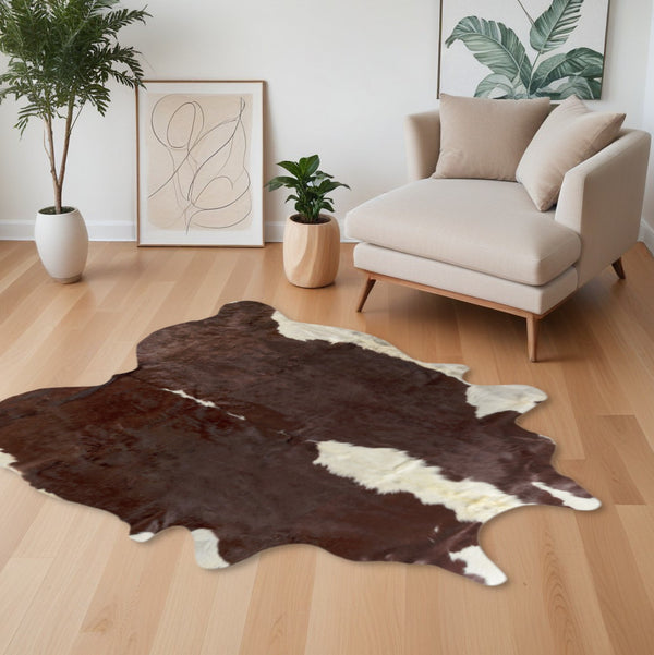 Homeroots 5' X 7' Brown And White Cowhide Handmade Area Rug White & Brown Cowhide 544314