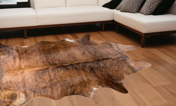 Homeroots 6' X 7' Brown Cowhide Hand Knotted Area Rug Brown And Black Cowhide 544317