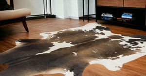 Homeroots 5' X 7' Light Brown And White Cowhide Hand Knotted Area Rug White & Brown Cowhide 544326