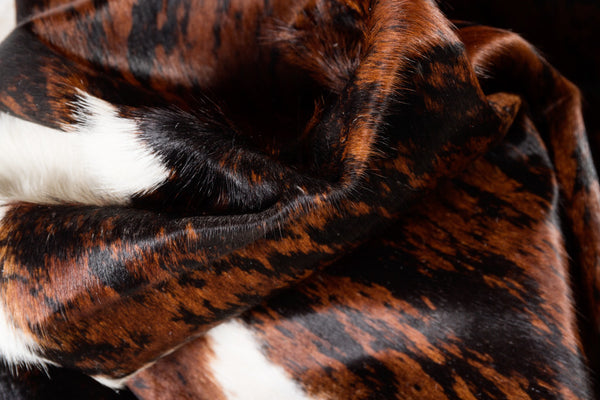 Homeroots 5' X 7' Brown And White Cowhide Hand Knotted Area Rug White & Brown Cowhide 544327