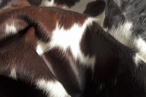 Homeroots 5' X 7' Brown And White Cowhide Hand Knotted Area Rug Beige And White Cowhide 544329