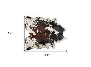 Homeroots 5' X 7' Brown And White Cowhide Hand Knotted Area Rug Beige And White Cowhide 544329