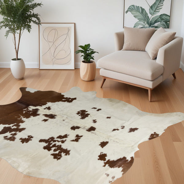 Homeroots 5' X 7' Brown And White Cowhide Hand Knotted Area Rug White & Brown Cowhide 544332