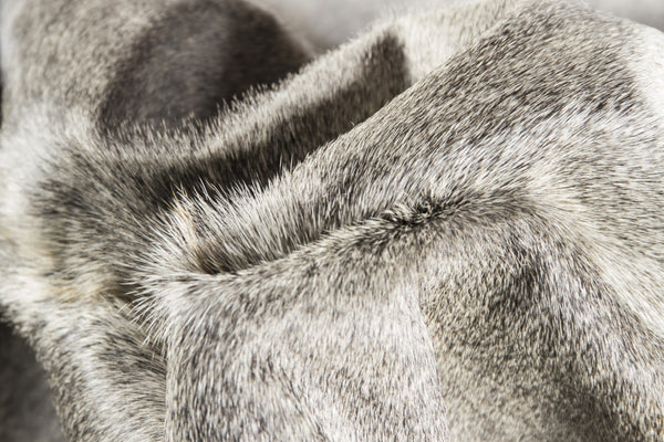 Homeroots 5' X 7' Gray And White Cowhide Hand Knotted Area Rug Gray And White Cowhide 544334