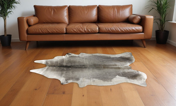 Homeroots 5' X 7' Gray And White Cowhide Hand Knotted Area Rug Gray And White Cowhide 544334