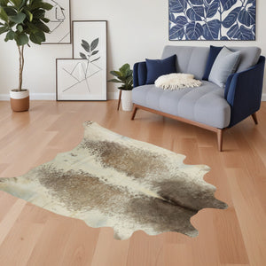 Homeroots 5' X 7' Brown And White Cowhide Hand Knotted Area Rug White & Brown Cowhide 544338
