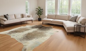 Homeroots 6' X 7' Brown And White Cowhide Hand Knotted Area Rug White & Brown Cowhide 544339