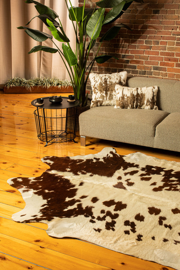 Homeroots 5' X 7' Brown And White Cowhide Hand Knotted Area Rug Brown And White Cowhide 544341