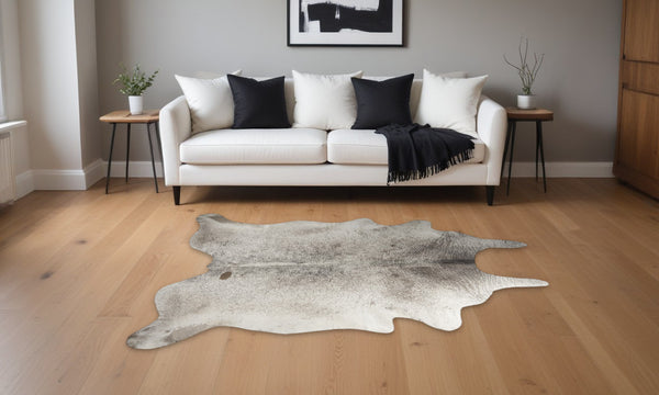 Homeroots 5' X 7' Taupe And Ivory Cowhide Hand Knotted Area Rug Brown And White Cowhide 544342