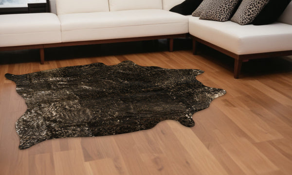 Homeroots 6' X 7' Brown And Bronze Genuuine Cowhide Hand Knotted Area Rug Copper & Chocolate Cowhide 544347