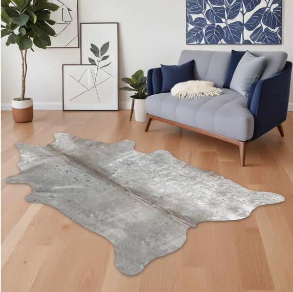 Homeroots 5' X 7' Gray And Silver Genuine Cowhide Hand Knotted Area Rug Gray Cowhide 544351