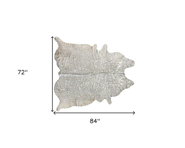 Homeroots 6' X 7' Silver And Ivory Cowhide Hand Knotted Area Rug Silver And Natural Cowhide 544357