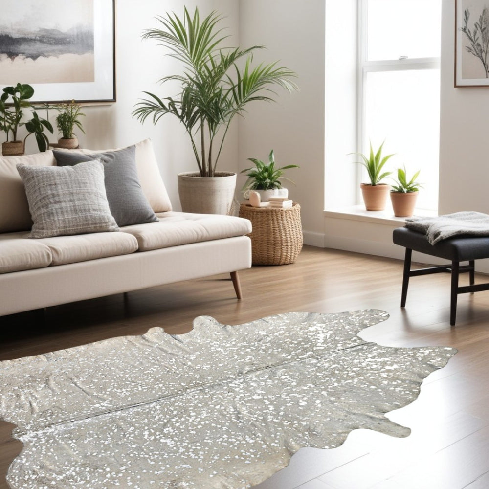 HomeRoots 5' Hand-Knotted Cowhide Area Rug – Artisan Crafted, Unique Style, Stain-Resistant, Perfect for Any Space Silver and Natural 544357