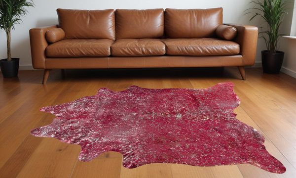 Homeroots 5' X 7' Red And Silver Cowhide Hand Knotted Area Rug Red And Silver Cowhide 544358