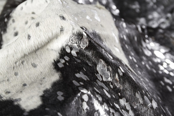 Homeroots 5' X 7' Black And White Cowhide Hand Knotted Area Rug Black And White Cowhide 544359