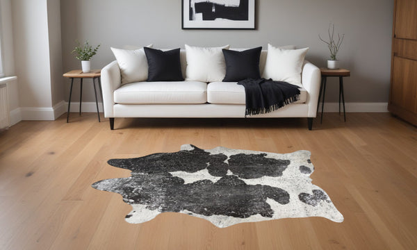 Homeroots 5' X 7' Black And White Cowhide Hand Knotted Area Rug Black And White Cowhide 544359