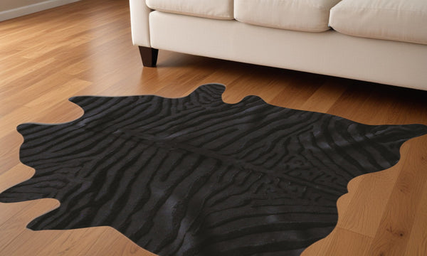 Homeroots 5' X 7' Black Cowhide Hand Knotted Area Rug Black Cowhide 544366
