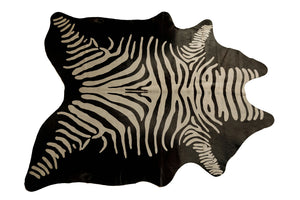 Homeroots 5' X 7' Black And Off White Cowhide Hand Knotted Area Rug Black And White Cowhide 544371