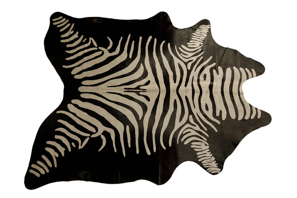 Homeroots 5' X 7' Black And Off White Cowhide Hand Knotted Area Rug Black And White Cowhide 544371