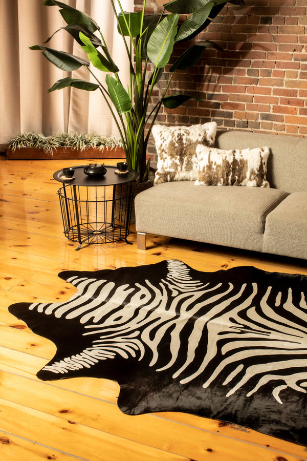 Homeroots 5' X 7' Black And Off White Cowhide Hand Knotted Area Rug Black And White Cowhide 544371