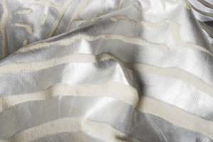 Homeroots 6' X 7' Silver And Ivory Cowhide Hand Knotted Area Rug Silver And Natural Cowhide 544372