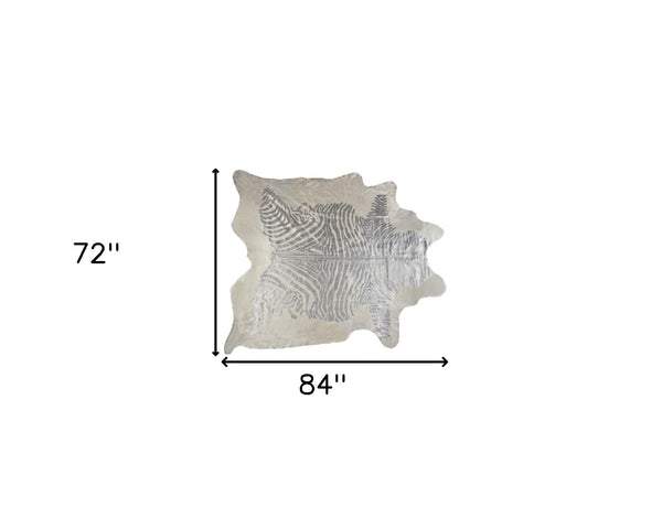 Homeroots 6' X 7' Silver And Ivory Cowhide Hand Knotted Area Rug Silver And Natural Cowhide 544372