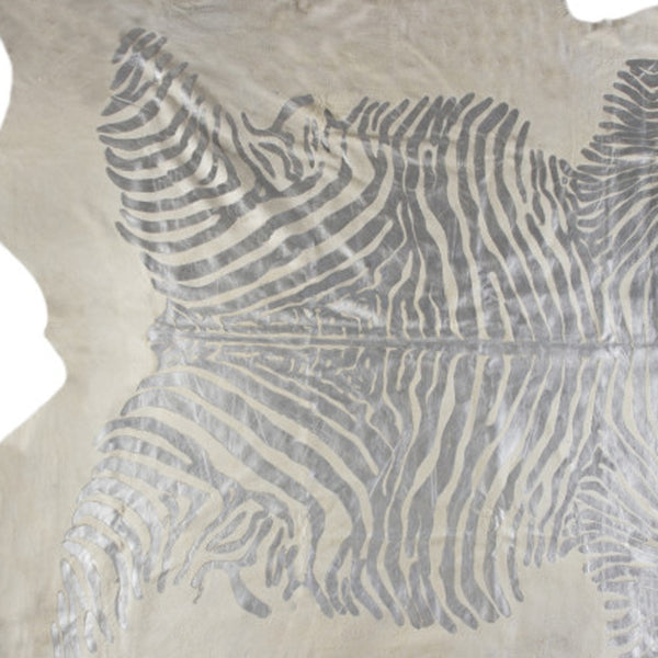 Homeroots 6' X 7' Silver And Ivory Cowhide Hand Knotted Area Rug Silver And Natural Cowhide 544372