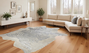 Homeroots 6' X 7' Silver And Ivory Cowhide Hand Knotted Area Rug Silver And Natural Cowhide 544372