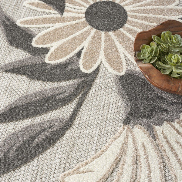HomeRoots 5' Beige and Gray Round Floral Area Rug – Durable, Easy-Care Indoor/Outdoor Accent for Any Space 545007