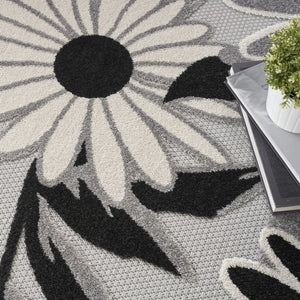 HomeRoots 5' Stylish Black and White Floral Round Area Rug - Durable, Easy-Clean, Indoor/Outdoor Versatility 545010