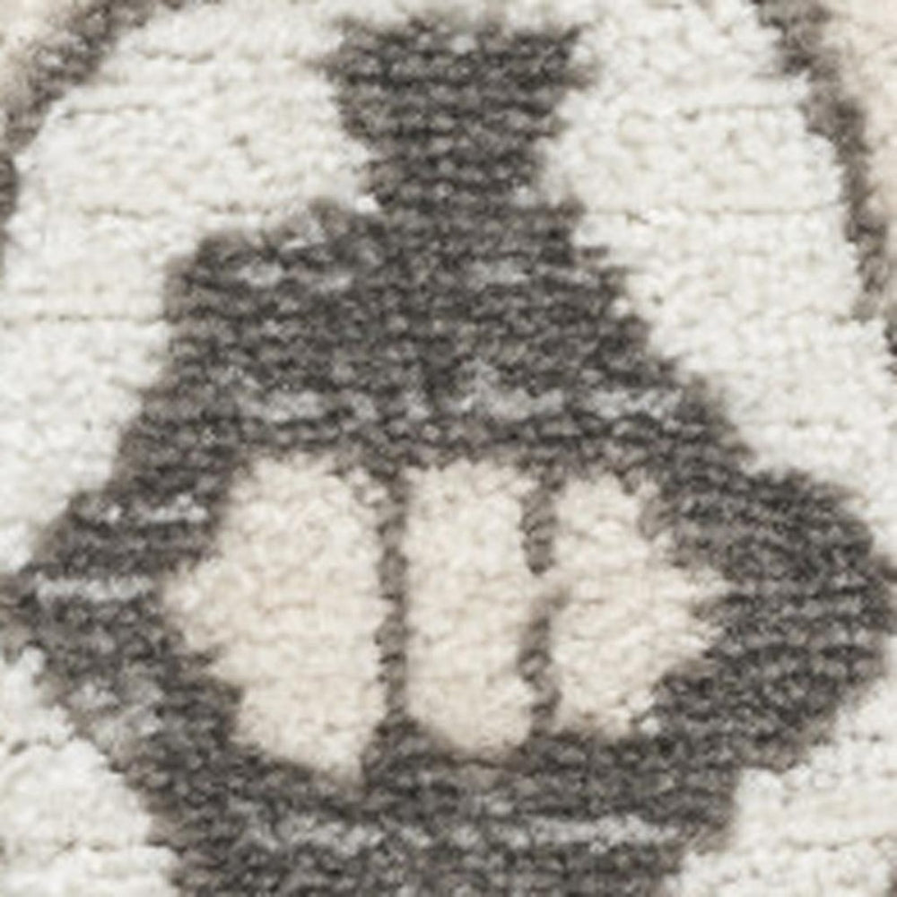 HomeRoots 5' Gray and Ivory Medallion Power Loom Distressed Area Rug for Timeless Charm and Comfort 5' X 7' 545207