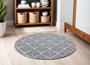 Homeroots 5' Blue And White Round Damask Power Loom Area Rug  Polypropylene 546042