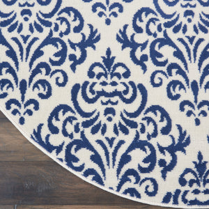 Homeroots 5' Blue And White Round Damask Power Loom Area Rug  Polypropylene 546042